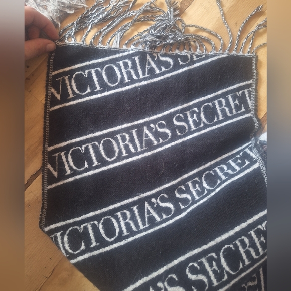 Victorias Secret Black and White Scarf - Picture 1 of 4